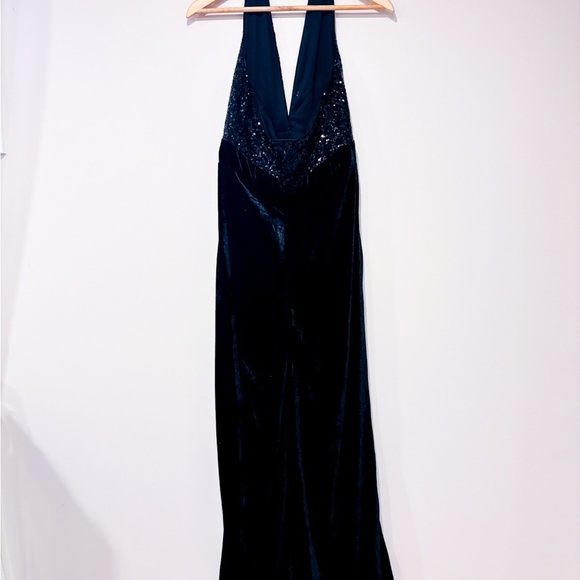 VENUS – Black velvet sequin halter jumpsuit with open back & wide leg * - Picture 3 of 9